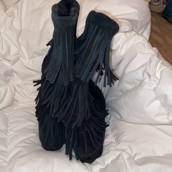 Minnetonka fringe moccasins boots😍😁👍 - Picture 4 of 5